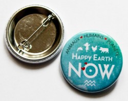 Badge Happy Earth NOW - "Logo blanc"